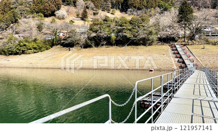晴れた春の奥多摩湖 晴れた春の奥多摩湖 121957141