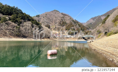 晴れた春の奥多摩湖  121957144
