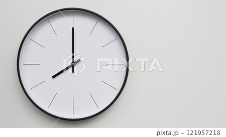 Wall Clock Showing 20.00/08.00 O'Clock on White Wooden Surface - Perfect for Time Management and Scheduling Concepts 121957218