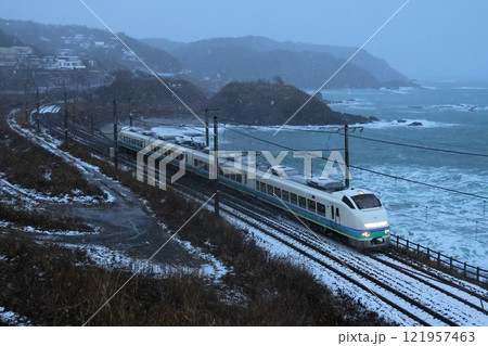 【JR東日本】冬のE653系 特急「しらゆき」〜上沼垂色〜と日本海(信越本線:青海川〜鯨波) 【JR東日本】冬のE653系 特急「しらゆき」〜上沼垂色〜と日本海(信越本線:青海川〜鯨波) 121957463