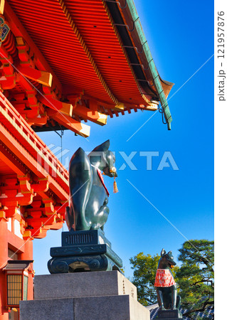 京都 伏見稲荷大社 美しい楼門と狛狐　(京都市伏見区) 121957876