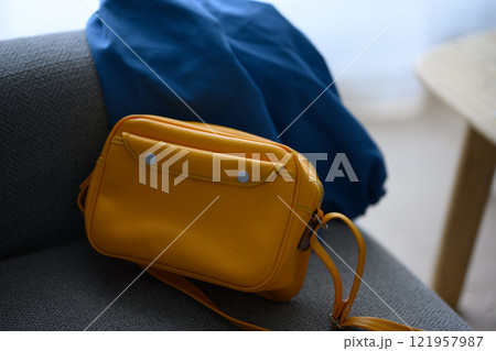 黄色の通園カバンのあるシーン 121957987