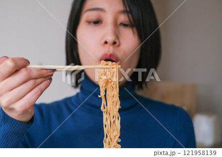 カップ麺を食べる女性のクローズアップ カップ麺を食べる女性のクローズアップ 121958139