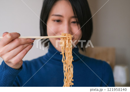 ラーメンを食べる女性 ラーメンを食べる女性 121958140