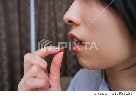 サプリメントを飲む女性 121958153