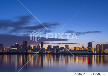 淀川を挟んで見る大阪梅田の高層ビル群と日の出 121958167