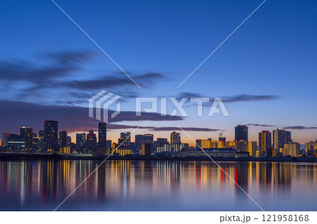 淀川を挟んで見る大阪梅田の高層ビル群と日の出 121958168
