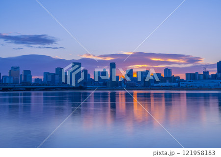 淀川を挟んで見る大阪梅田の高層ビル群と日の出 121958183