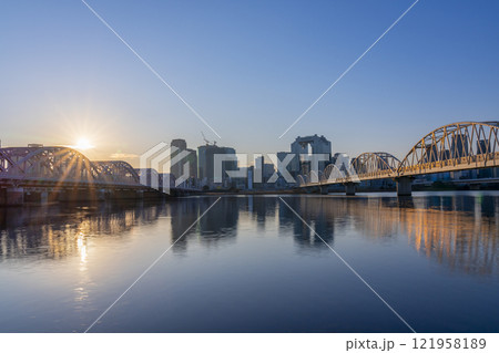 淀川を挟んで見る大阪梅田の高層ビル群と朝日 淀川を挟んで見る大阪梅田の高層ビル群と朝日 121958189