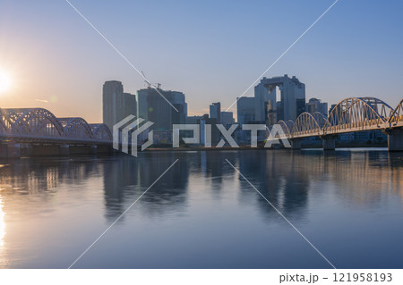 淀川を挟んで見る大阪梅田の高層ビル群と朝日 淀川を挟んで見る大阪梅田の高層ビル群と朝日 121958193