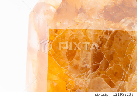 鉄分を含んだ美しいゴールド色の水晶の原石のクローズアップ 鉄分を含んだ美しいゴールド色の水晶の原石のクローズアップ 121958233