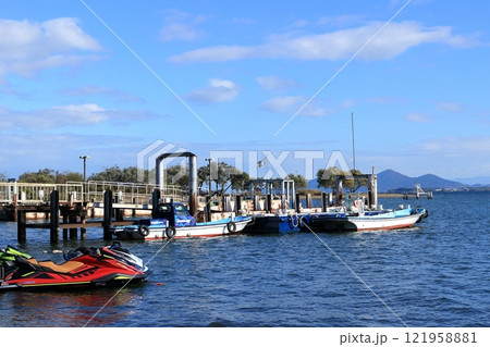 琵琶湖大橋近くの琵琶湖の風景 琵琶湖大橋近くの琵琶湖の風景 121958881