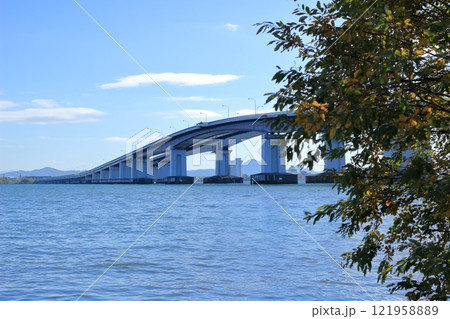 琵琶湖大橋、青空、琵琶湖の風景 121958889