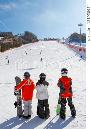 Winter scenery of hongCheon-gun ski resort in Gangwon-do Winter scenery of hongCheon-gun ski resort in Gangwon-do 121958934
