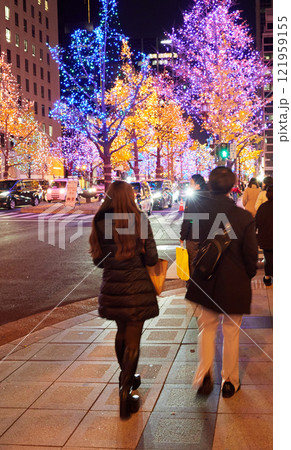大阪市の繁華街のクリスマスのイルミネーションの風景と人々の観光客の姿 大阪市の繁華街のクリスマスのイルミネーションの風景と人々の観光客の姿 121959155