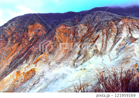 地表がむき出しの活火山 箱根の大涌谷 地表がむき出しの活火山 箱根の大涌谷 121959169