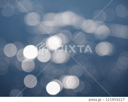 水面に輝く美しい光のボケ模様 121959227