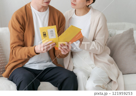 督促状の封筒を見る夫婦 督促状の封筒を見る夫婦 121959253