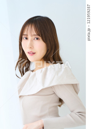 若い女性のポートレート 若い女性のポートレート 121959287
