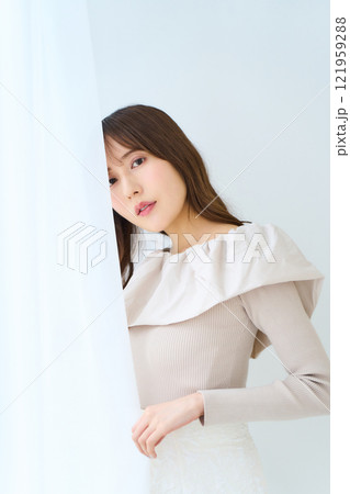 若い女性のポートレート 121959288