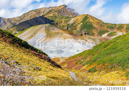 秋の立山黒部アルペンルート　紅葉の室堂平　奥大日岳と地獄谷 121959318