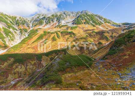 秋の立山黒部アルペンルート　紅葉の室堂平 121959341