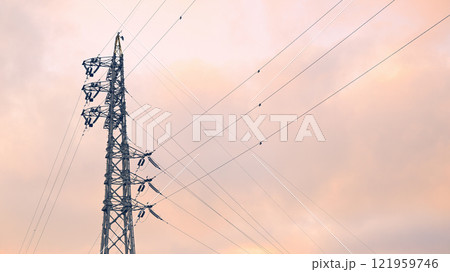 送電鉄塔と夕暮れの空 121959746