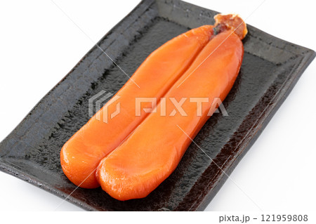 お皿に載せた一腹のカラスミ お皿に載せた一腹のカラスミ 121959808