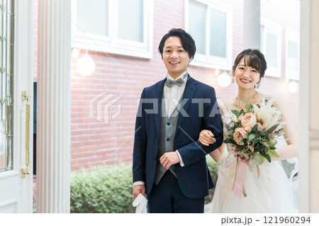 結婚式場を歩く新郎新婦(入場・結婚式・アジア人) 結婚式場を歩く新郎新婦(入場・結婚式・アジア人) 121960294