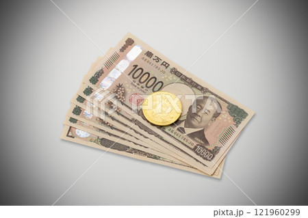 ビットコインと一万円札　イメージ写真 121960299