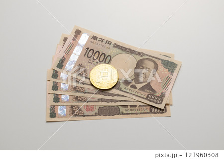 ビットコインと一万円札　イメージ写真 121960308