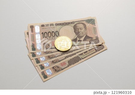 ビットコインと一万円札　イメージ写真 121960310
