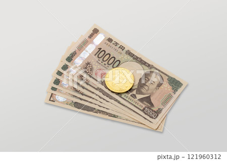 ビットコインと一万円札　イメージ写真 121960312