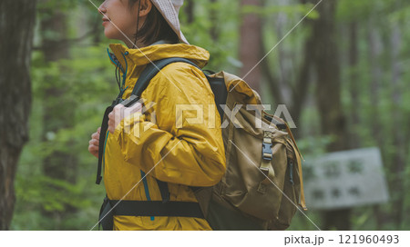 女子ハイカー 121960493