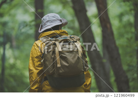 女子ハイカー 121960499