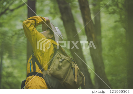自然観察をする女子ハイカー 121960502