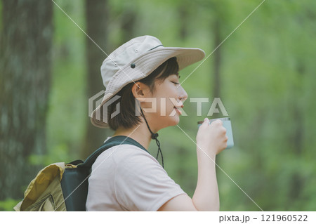 アウトドアとステンレスマグカップ 121960522