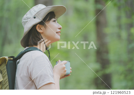 アウトドアとステンレスマグカップ アウトドアとステンレスマグカップ 121960523