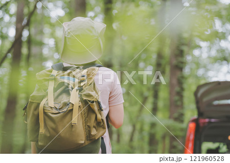 車で途中まで行く登山者 121960528