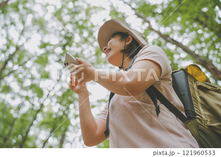 夏山登山とスマホ 121960533