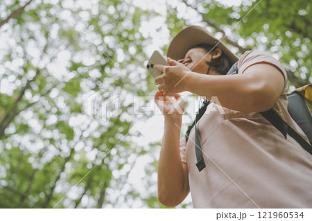 夏山登山とスマホ 121960534