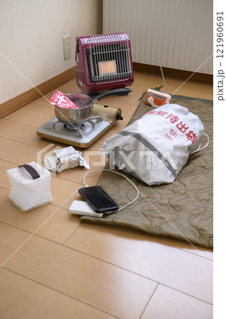 自宅避難（冬 人物なし） 121960691