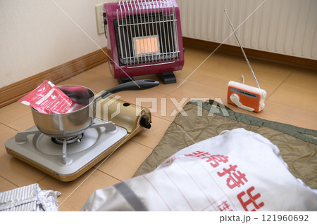 自宅避難（冬 人物なし） 121960692