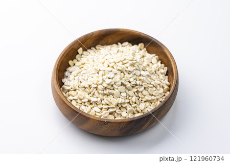 白背景に木の皿に盛られた押し麦 121960734