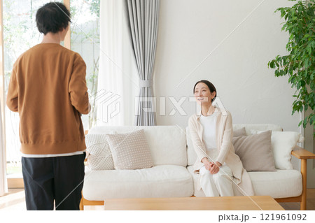 リビングでくつろぐ夫婦 リビングでくつろぐ夫婦 121961092