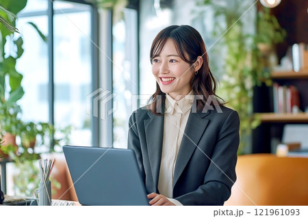 笑顔で仕事する女性・ビジネスウーマン「AI生成画像」 121961093