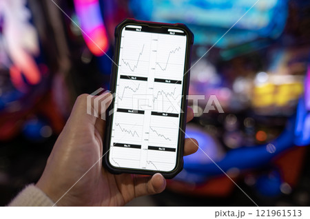 パチンコ台のデータを調べる男性 121961513