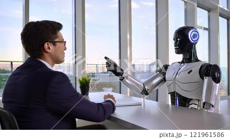 AIロボットと仕事の打ち合わせをするスーツ姿の男性 121961586