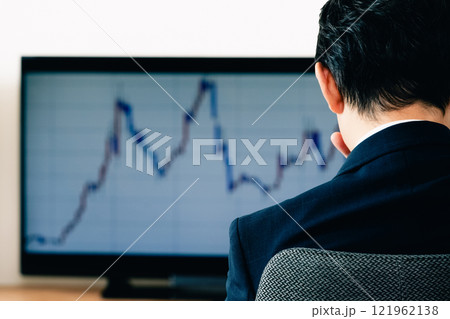 チャートを見るビジネスマン チャートを見るビジネスマン 121962138
