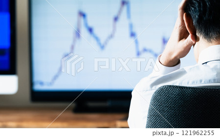 チャートを見るビジネスマン チャートを見るビジネスマン 121962255
